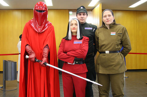 Verschiedene Star-Wars-Offiziere bewachen den Eingang des Henry-Ford-Baus: Ein Mitglied der "Royal Guard", Geheimdienstchefin Isanne Isard und zwei Offiziere verschiedener Ränge (v.l.n.r.).