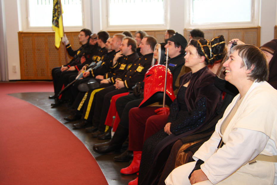 Die Star-Wars-Fans haben ihre Kostüme teils selbst entworfen, wie die schwarzen Uniformen. Auch Anakin Skywalker ist vertreten (re.).
