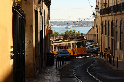 Bergauf: Lissabon liegt auf sieben Hügeln und an einer Bucht am nördlichen Ufer der Flussmündung des Tejos.