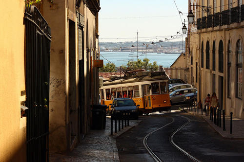 Bergauf: Lissabon liegt auf sieben Hügeln und an einer Bucht am nördlichen Ufer der Flussmündung des Tejos.