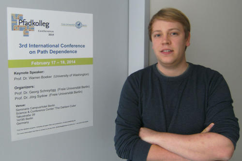 Arne Keller ist Doktorand am Graduiertenkolleg "Pfade organisatorischer Prozesse", das am Fachbereich Wirtschaftswissenschaft der Freien Universität angesiedelt ist.