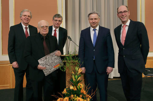 Hans Joachim Schädlich (2.v.l.), Walter Rasch (Vorstandsvors. Preußische Seehandlung, l.), Laudator Lothar Müller (3.v.l.), Regierender Bürgermeister Klaus Wowereit (2.v.r.), Peter-André Alt (Präsident der Freien Universität, r.)