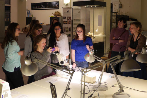 Schülerinnen entdecken gemeinsam mit Wissenschaftlerinnen der Freien Universität ihr Interesse für Naturwissenschaften.