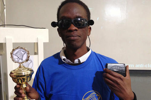 Ken-Andrew Muthui überzeugte beim Wettbewerb 2013 mit dem Prototypen einer Brille, mit der sich Blinde im Raum besser orientieren können.