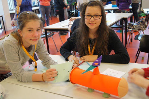 Im Workshop "Was treibt mich an? Luftbrücken in die Zukunft" basteln Sechstklässler aus Altpapier ihre Mobilitätsvision der Zukunft.