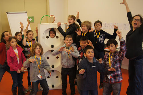 Nicht nur Handys wurden bei der SchülerUni unter die Lupe genommen, auch andere Haushaltsgeräte standen auf dem Prüfstand. Im Workshop „Saft & Kraft" schlüpften die Kinder in die Rolle von Elektrogeräten.