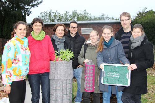 Ein Teil der Projektgruppe "UniGardening" mit Anja Fiedler (2.v.l.) von "Stadt macht satt" und Karola Braun-Wanke (3.v.l.) von SUSTAIN IT!
