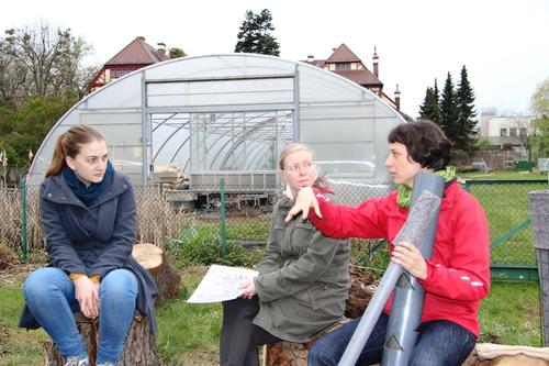 Seminar im Freien: Anja Fiedler erklärt den Studierenden in ihrem Workshop, wie aus einem Abflussrohr ein Salatbaum wird.