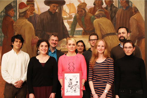Prof. Rinke und sein studentisches Team am Ibero-Amerikanischen Institut. Das Bild im Hintergrund zeigt den Portugiesen Heinrich den Seefahrer, der im 15. Jahrhundert lebte und als der Vater der Navigation und der Seefahrt gilt.