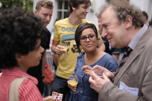 Günter Schepker (r.) im Gespräch mit internationalen Studierenden an der Freien Universität. Er leitet das Referat „Internationale Studierendenmobilität – Welcome Services“.