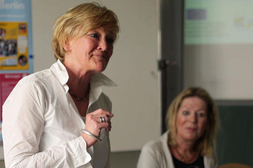 Die stellvertretende Schulleiterin der Otto-Wels-Grundschule in Kreuzberg Brundhilde Focke ist vom Nightingale-Projekt überzeugt. Rechts: Petra Wieler, Professorin für Grundschulpädagogik an der Freien Universität.