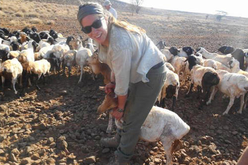 Helena Wittgenstein, Studentin der Veterinärmedizin, untersucht eine kenianische Ziege.