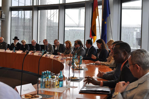 Im Reichstagsgebäude trafen die Studenten und Doktoranden mit hochrangigen Vertretern aus Politik, Wissenschaft und des jüdischen, christlichen und muslimischen Glaubens zusammen.
