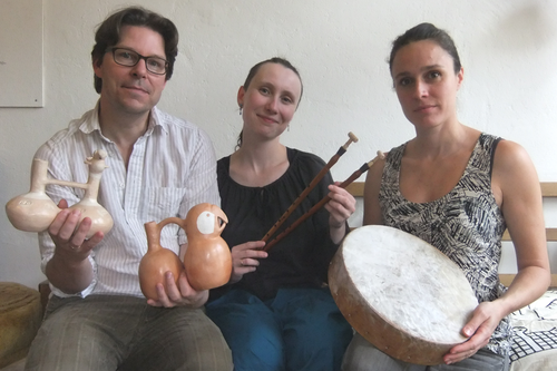 Alte Musikkulturen neu erwecken: Die Musikarchäologen Arnd Adje Both, Olga Sutkowska und Jana Kubatzki (v.l.) spielen auf Nachbauten von jahrhundertalten Instrumenten.