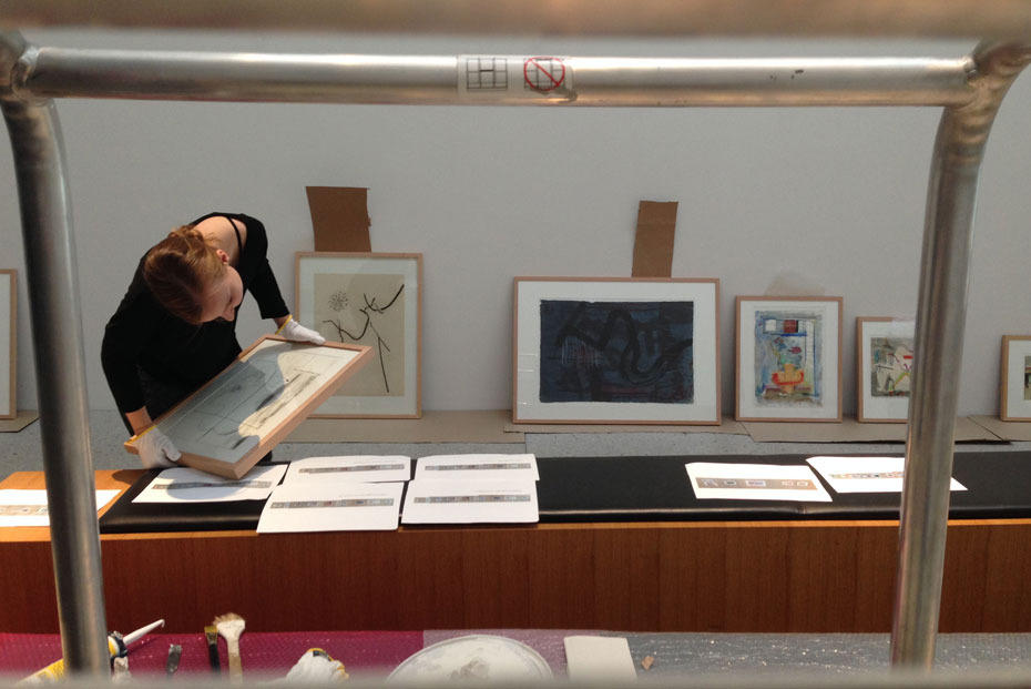Die Bilder genau kennen, um dann zu entscheiden: Durch die praktische Arbeit lernten die Studentinnen, wie wichtig Detailgenauigkeit und Absprachen bei der Ausstellungskonzeption sind.