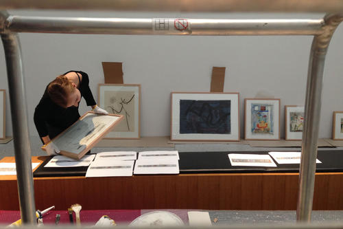 Die Bilder genau kennen, um dann zu entscheiden: Durch die praktische Arbeit lernten die Studentinnen, wie wichtig Detailgenauigkeit und Absprachen bei der Ausstellungskonzeption sind.