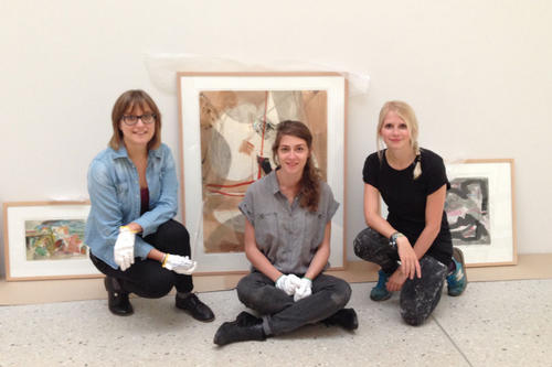 Kuratierten eine Ausstellung des Künstlers Dieter Goltzsche: Dominika Szyszko, Ann-Kathrin Meier und Maxi Böhme (v. l.), hier vor dem Werk „Circus“ (2000).