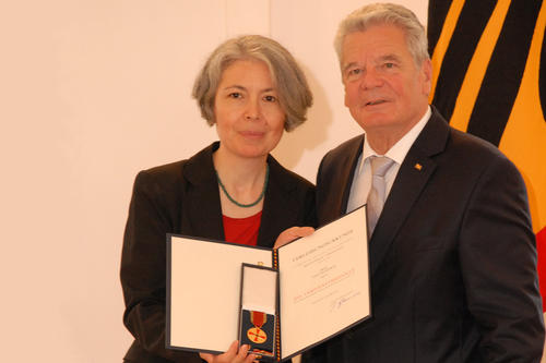Das Bundesverdienstkreuz hat Gülcan Nitsch, Gründerin der türkischsprachigen Umweltgruppe „Yeşil Çember – Grüner Kreis“, von Bundespräsident Joachim Gauck für ihr Engagement erhalten.