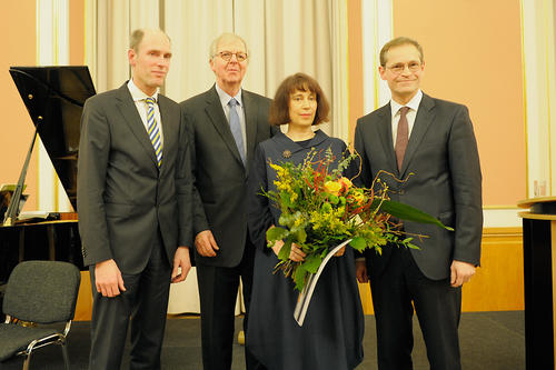Gratulation an Olga Martynova von Universitätspräsident Peter-André Alt, Walter Rasch (Vorstandsvors. Preußische Seehandlung) und dem Regierenden Bürgermeister Michael Müller (v.l.).