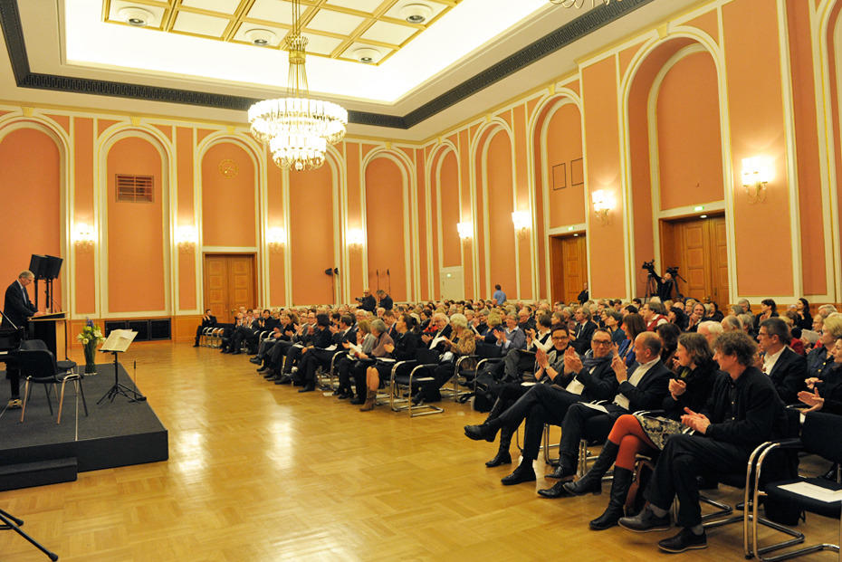 Der Literaturpreis wurde in feierlichem Rahmen im Roten Rathaus vergeben.