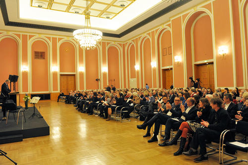 Der Literaturpreis wurde in feierlichem Rahmen im Roten Rathaus vergeben.