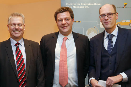 Die Weichen stellen für mehr IT-Sicherheit: Ulrich Hamann von der Bundesdruckerei, Professor Marian Margraf und Universitätspräsident Peter-André Alt (v. l.).