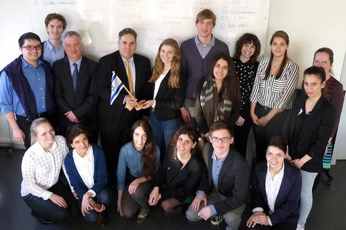 Die Gesandten der israelischen Botschaft, Avraham Nir-Feldklein und Rogel Rachman, mit der studentischen Delegation der Freien Universität, die beim Model United Nations in New York Israel vertreten wird.