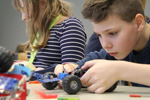 Beim Kreativworkshop „Vorfahren – Aus was besteht ein Auto?“ wurden Schülerinnen und Schüler zu Ingenieuren und lernten, woraus ein Auto besteht und wie es angetrieben wird.
