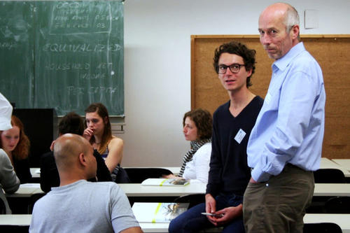 Her mit euren Fragen: Am Tag der offenen Tür stehen Dozenten und Studierende des Instituts für Soziologie allen Studieninteressierten Rede und Antwort.