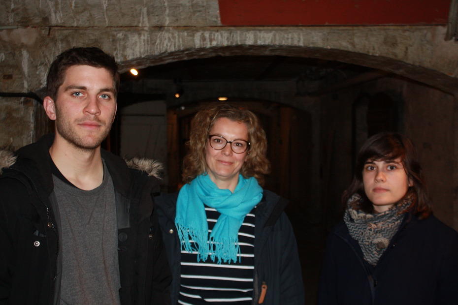 Die studentischen Kuratoren Anina Falasca (re.) und Malte Lührs (li.) mit der Kuratorin Irene von Götz, die das Praxisseminar begleitete.