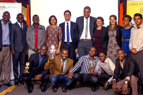 Die Sieger des "Lions of Science"-Awards 2014 Newton Mwa (hintere Reihe, 2. v.l.) und Wesly Akonya (vordere Reihe, 2. v.l.) mit Jury und weiteren Preisträgern.