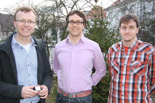 Die Informatiker Norman Dziengel, Martin Seiffert und Marco Ziegert (von links) entwickeln mit „PostureGuide“ ein mit Sensoren ausgestattetes T-Shirt, das Haltungsschäden vorbeugen soll.