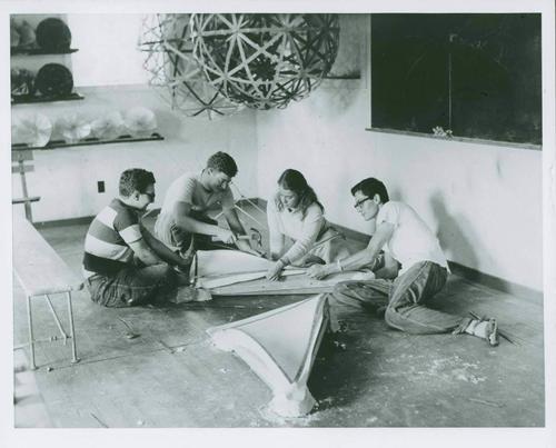 Studierende aus der Klasse des Architekten und Schriftstellers Buckminster Fuller arbeiten während der "1949 Summer Session" gemeinsam an einem Konstruktionsprojekt.