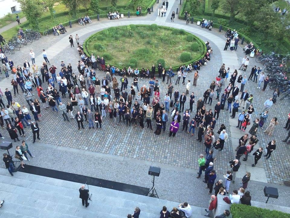 Gäste der "Black-Mountain"-Eröffnungsfeier am 4. Juni: Im Laufe des Abends besuchten etwa Tausend Interessierte die Ausstellung.