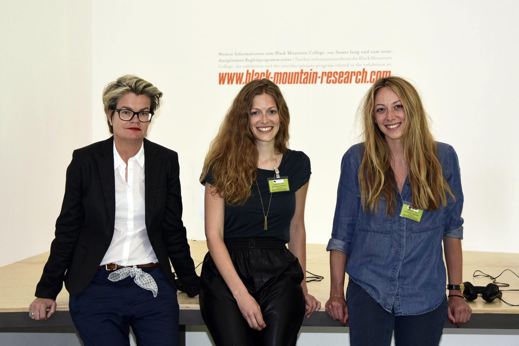 Die Theaterwissenschaftsprofessorin Annette Jael Lehmann, die Kunstgeschichtsstudentin Verena Kittel und die Doktorandin Anna-Lena Werner (v.l.n.r.) haben die Ausstellung mit einer wissenschaftlichen Web-Plattform, Seminaren und Symposien begleitet.
