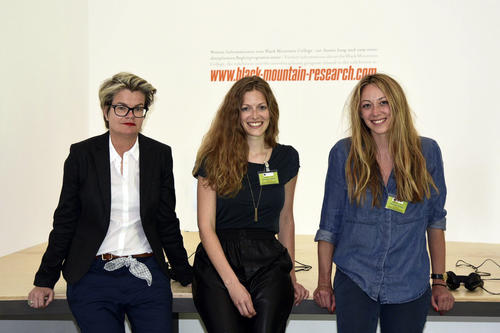 Die Theaterwissenschaftsprofessorin Annette Jael Lehmann, die Kunstgeschichtsstudentin Verena Kittel und die Doktorandin Anna-Lena Werner (v.l.n.r.) haben die Ausstellung mit einer wissenschaftlichen Web-Plattform, Seminaren und Symposien begleitet.