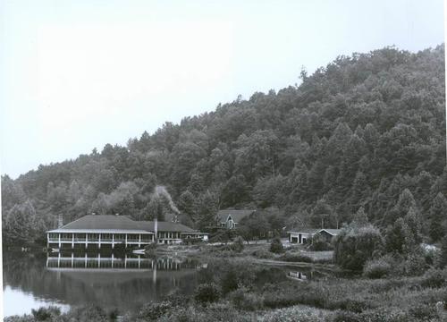 Der Speisesaal und einige Unterkünfte auf dem Black Mountain Campus am Lake Eden: Das gemütlich wirkende College in den Hügeln North Carolinas beeinflusste die Kunst und Kultur der zweiten Hälfte des 20. Jahrhunderts maßgeblich.