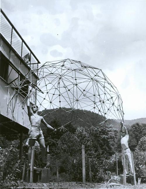 Studierende des Kurses von Buckminster Fuller bauen eine kuppelförmige Netzkonstruktion des Architekten auf.
