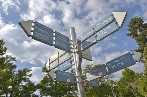 Wegweiser auf dem Campus Dahlem