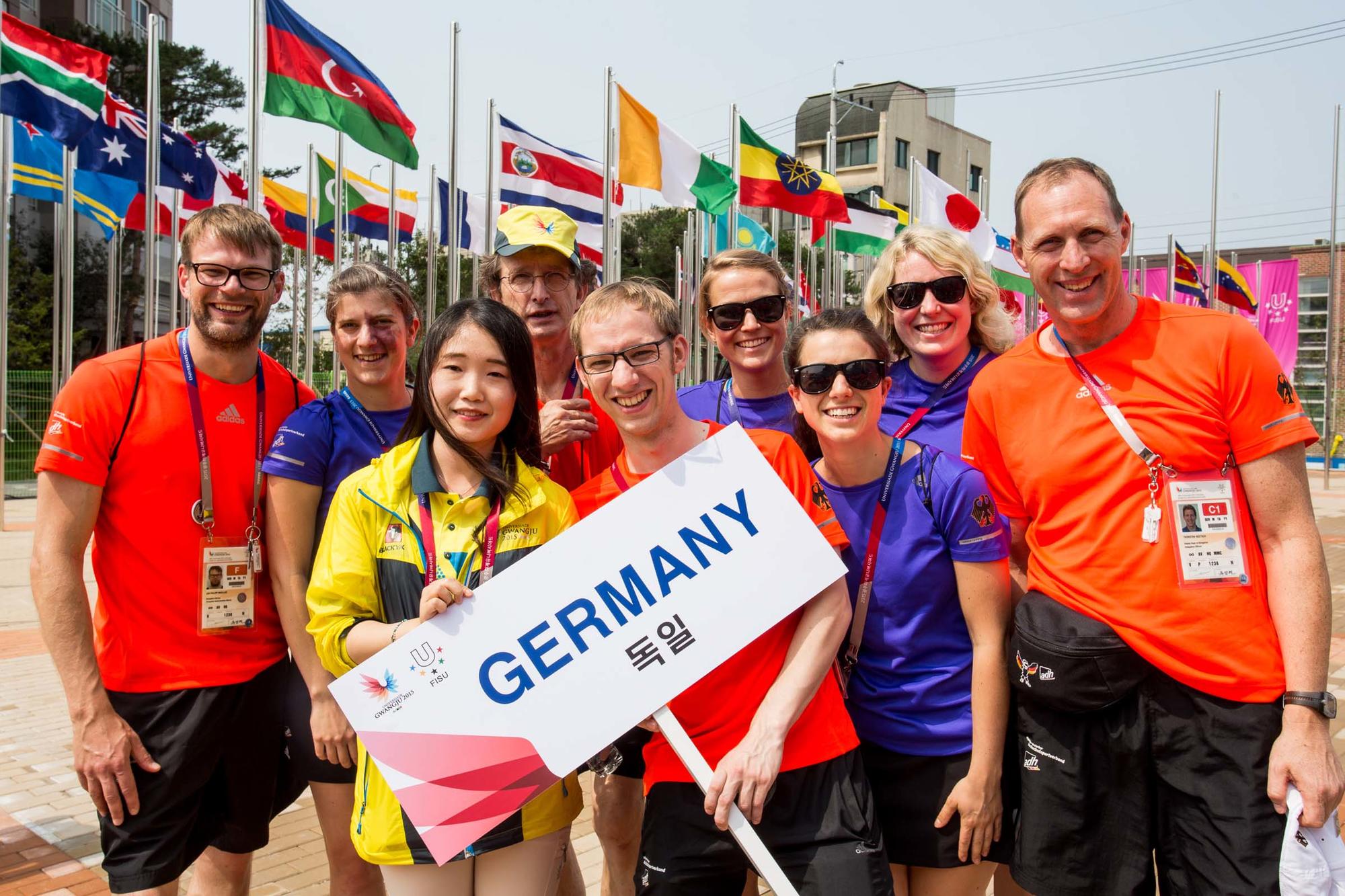 Beim Flaggen hissen: Kirsten Stegmann (2. v. r.) vom Hochschulsport der Freien Universität Berlin am gestrigen Donnerstag in Gwangju.