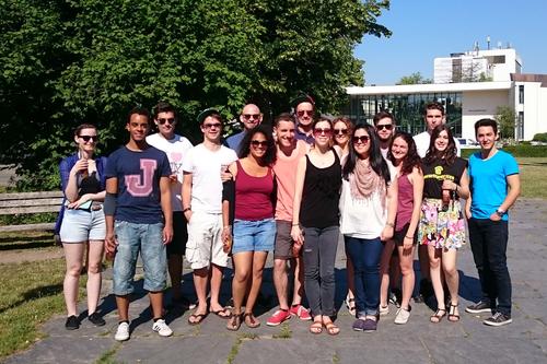 Alles im Griff: Das Campusfest-Team des ABV-Moduls, das das Sommerfest des Fachbereichs Wirtschaftswissenschaft vorbereitet hat, in Erwartung der Gäste. Zweite von rechts: Rika Ghulam und zweiter von links: Guy Gretschel, Koordinator der Gruppe.