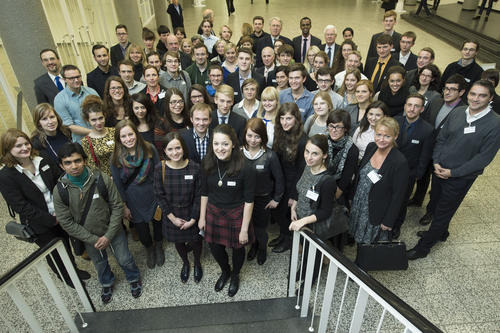 Es werden immer mehr: Deutschlandstipendiaten der Freien Universität mit ihren Förderern. Das Foto wurde beim Ernst-Reuter-Tag 2014 aufgenommen.