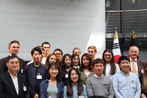Der Austausch unter der südkoreanischen und deutschen jungen Generation funktioniert schon bestens. Über den Alltag in Nordkorea weiß man noch immer wenig.