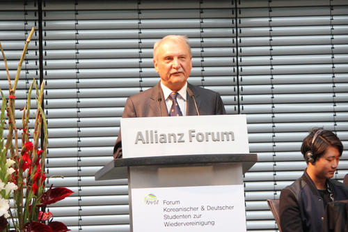 Nicht Blaupause, nur Hilfestellung könnten die Erfahrungen der deutschen Wiedervereinigung sein, sagte Peter Lange, Kanzler der Freien Universität, in seiner Begrüßungsrede.