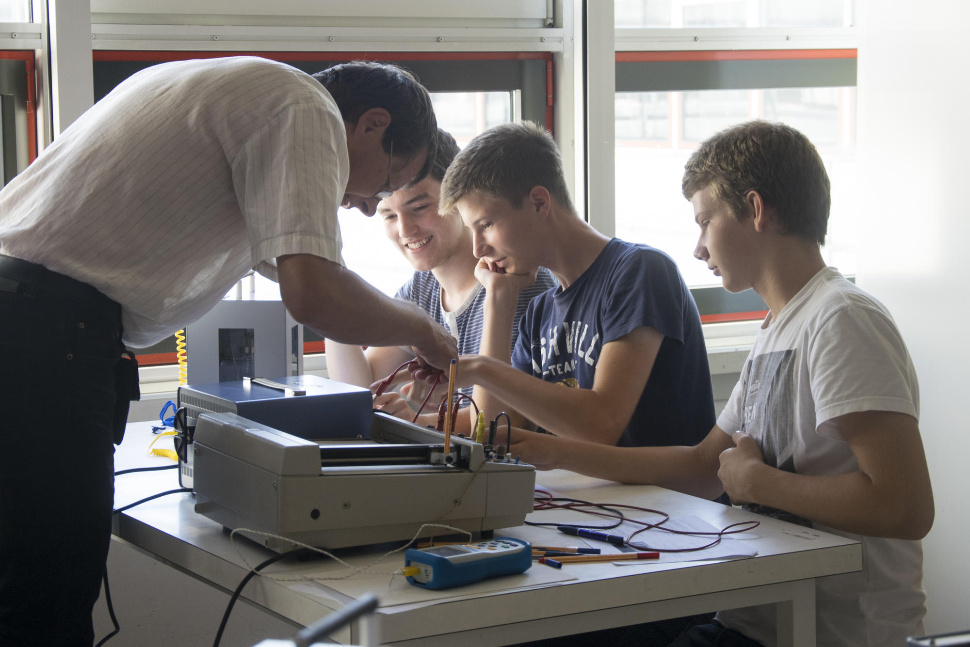 Franck-Hertz-Versuch im PhysLab: Das Experiment aus dem Jahr 1914, benannt nach James Franck und Gustav Hertz, ist einer der eindruckvollsten Belege der Quantenphysik.