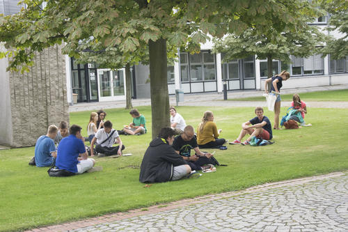 Pause auf dem Campus: Die Teilnehmerinnen und Teilnehmer der Sommeruni beim gemeinsamen Grillen.