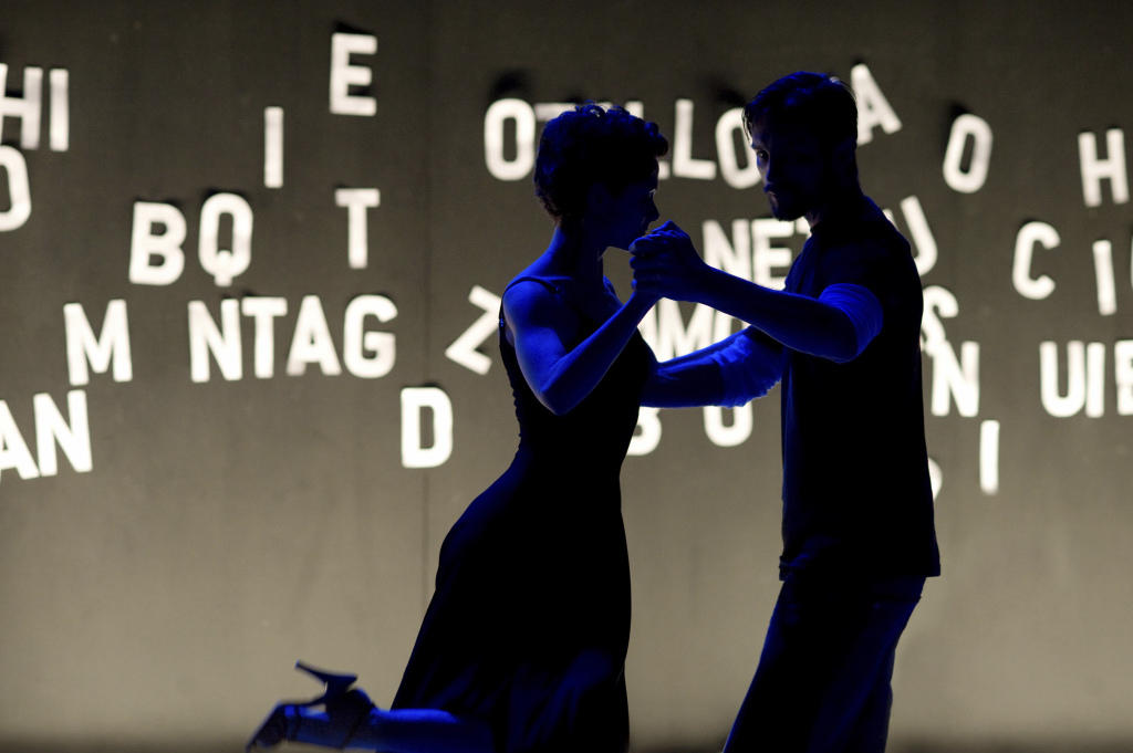 Die Musikalität des Körpers verstehen und praktizieren ist Gegenstand der Arbeiten von Joachim Schloemer. Das Foto zeigt zwei Tänzer aus seinem Stück „Tango X“ aus dem Jahr 2011.