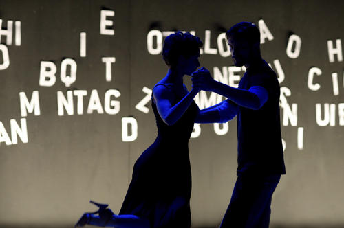 Die Musikalität des Körpers verstehen und praktizieren ist Gegenstand der Arbeiten von Joachim Schloemer. Das Foto zeigt zwei Tänzer aus seinem Stück „Tango X“ aus dem Jahr 2011.