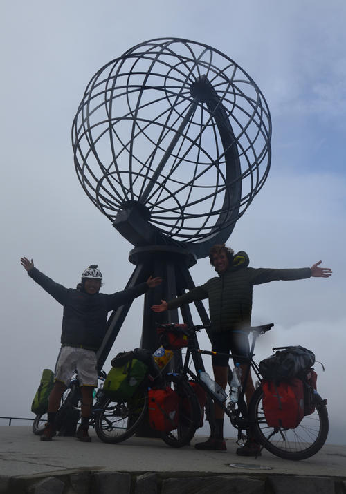 Das obligatorische Nordkap-Foto: Der „Globus“ ist das Wahrzeichen des Nordkaps und markiert das geografische Ende Europas, den nördlichsten Punkt des kontinentalen Festlands.