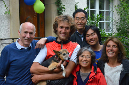 Glückliches Wiedersehen: Nach sechs Monaten Abenteuern waren Niklas Gerhards und Sven Wang froh, ihre Eltern wiederzusehen.